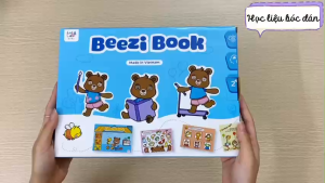 Học Liệu Bóc Dán Montessori Song Ngữ Anh Việt Beezi Book - Một Ngày Của Gấu Boo - Hiệu Lalala Baby