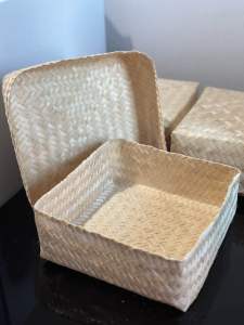 กระติ๊บสาน สี่เหลี่ยม ข้าวเหนียว กล่องข้าว กระติ๊บข้าวเหนียว 8 นิ้ว กล่องใส่เบรก กล่องสานใส่ของชำรวย งานดี พร้อมส่ง