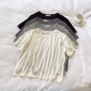 เสื้อยืดแขนสั้นคอตั้งทรงหลวมสไตล์เกาหลีสำหรับผู้หญิงในช่วงฤดูร้อน ผ้าโมดอลบาง นุ่ม สีสันสดใส เสื้อผ้าทำงาน