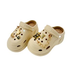 Sepatu Wanita Hak Baji Sandal Anti Selip Modis Sandal Slip-on Sepatu Lubang Dekorasi Emas