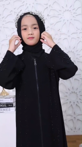 Gamis Syari Anak Perempuan Zippers Mutiara Hitam - Baju Muslimah Elegan untuk Usia 6-10 Tahun