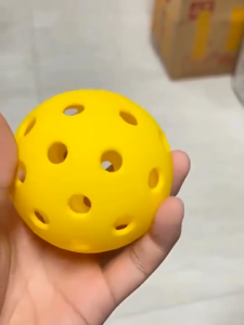 พิคเคิลบอล ทนแรงกด Pickleball Ball 40 หลุมกลางแจ้ง Rotomolded พลาสติก PE ขนาด 70 มม. ชิ้นทนทาน