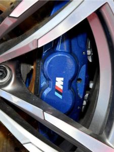 สติ๊กเกอร์คาลิปเปอร์เบรค BMW ทนอุณหภูมิสูงเอ็มซีรีส์การปรับเปลี่ยนสติ๊กเกอร์เบรคสำหรับซีรีส์ 1 ซีรีส์ 2 ซีรีส์ 3 ซีรีส์ 5