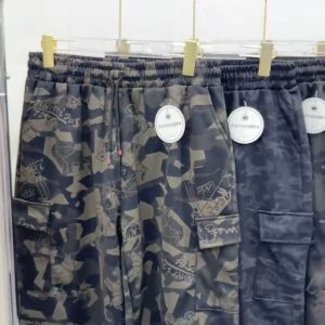 กางเกงขาสั้นผู้ชายใหม่ กางเกงลายพรางเอวยางยืด กางเกงขาสั้นคาร์โก้ผู้ชายอินเทรนด์