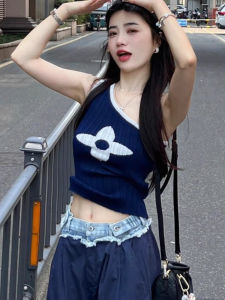 chaqi | เสื้อกั๊กถักแขนกุดทรงสลิมฟิตสำหรับผู้หญิงในช่วงฤดูร้อนปี 2025 ดีไซน์ไหล่เฉียง สไตล์สาวฮอต แขนกุด เสื้อผ้าทำงาน