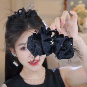 กิ๊บติดผมขนนกซาตานผ้าซาตินระดับไฮเอนด์สำหรับผู้หญิง 2023 ใหม่ กิ๊บติดผมทรงหัวปลาฉลามด้านหลังศีรษะที่หรูหราและเพิ่มความหนาของผม