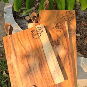 เขียงไม้สัก เขียงไม้ เขียง สายหนังวัวแท้ และที่แขวนแบบเหล็ก เคลือบน้ำยาเกรดอาหาร ที่เป็นผลิตภัณฑ์สกัดจากธรรมชาติ ปลอดภัย