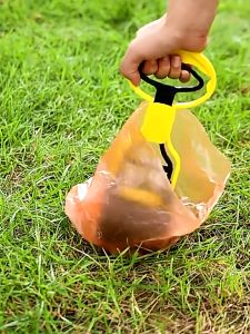 Dụng cụ cây gắp phân chó mèo có cán dài - Tay cầm lò xo chắc chắn hốt phân dễ dàng
