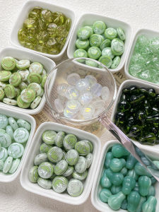 ลูกปัดคริสตัลสีเขียวชิ้นส่วนสร้อยคอและสร้อยข้อมือทำมือ DIY ลูกปัดกลมทองแดงลายนูน อุปกรณ์เครื่องประดับแฟชั่น