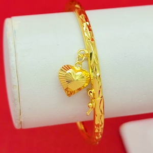 กำไลทอง กำไลหลอดตัดลายห้อยจี้หัวใจ เส้นผ่านศูนย์กลาง 5.6 ซม. เสริมบารมี ใส่ออกงานได้ ชุบทองติดทน