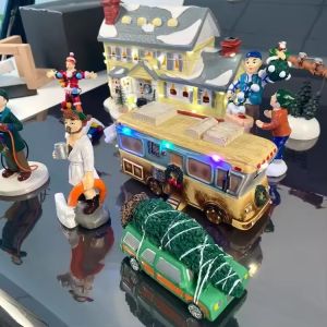 ของตกแต่งบ้านรูปคนซานตาคลอสในรถในหมู่บ้านวิลล่ากริสวอลด์ สำหรับเทศกาลคริสต์มาส ให้แสงสว่างสดใส เหมาะสำหรับตกแต่งบ้าน โต๊ะทำงาน