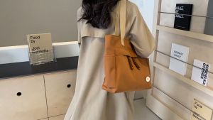 ผู้หญิงสไตล์ญี่ปุ่นกระเป๋าถือผ้าใบความจุขนาดใหญ่ 2024 ใหม่สีแดงสุทธิแฟชั่นพรีเมี่ยมกระเป๋าสะพายกระเป๋าขนาดเล็ก