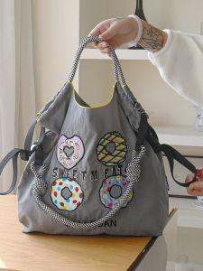 กระเป๋าสะพายไหล่ผ้าไนลอนปักลายแบบใหม่สำหรับฤดูใบไม้ผลิปี 2025 กระเป๋าเดินทางขนาดใหญ่แบบสะพายไหล่เดียวสำหรับการเดินทางและช้อปปิ้ง