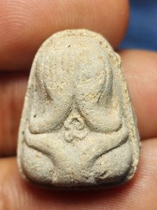 พระปิดตาข้าวต้มมัด หลวงปู่สี วัดถ้ำเขาบุญนาค เนื้อผง ปี2517