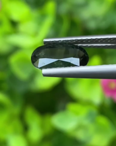 พลอย เขียวส่อง Green Sapphire 2.16 กะรัต (Cts.) ดิบ Unheated พลอยแท้ อัญมณีมงคลประจําวันเกิด เครื่องประดับพลอย