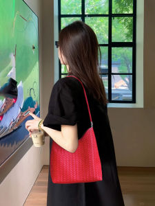 Red Oversized Tote Bag Womens Commuter Style Woven Underarm Bag Large Capacity Luxury Sensation 2025 New Fashion Handbag