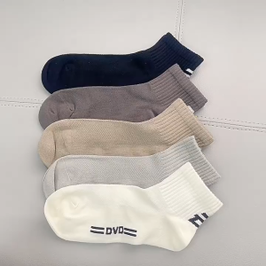 CEEKEY ถุงเท้าผู้ชายกีฬาฤดูร้อนถุงเท้าตาข่ายระบายอากาศสีทึบส้นตัวอักษรส้นถุงเท้าผ้าฝ้ายสำหรับผู้ชายสบาย ๆ