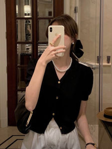 เสื้อคาร์ดิแกนถักแขนสั้นผ้าไหมน้ำแข็งฤดูร้อนสีดำคอวีทรงเข้ารูป เสื้อแขนพองบาง เสื้อยืดทรงเข้ารูป เสื้อผ้าทำงานสไตล์เกาหลี