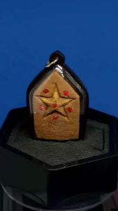 Super Rare And Old Nur Phong Phra Khun Paen Amulet with Lucky Star sign at the Back by Master Lucky Star Lp PinakWAT SHENOM LAUBE2530绝对稀有值得收藏的圣物大名鼎鼎的奇僧龙婆碧纳(幸运星高僧)之经粉背面招牌宝石五角幸运星经文人缘至樽战无不胜之坤平佛佛牌已包好精美古典色防水壳