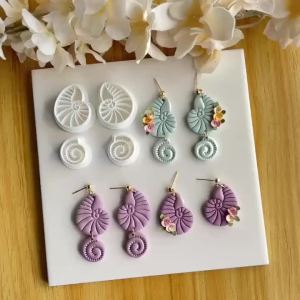 2pcs Cute Fox-Shaped DIY Clay Cutter Molds Soft Clay Cutting Tools for Handmade Earrings Pendants Hollow Jewelry Making Molds