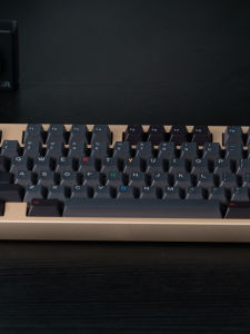 ที่ปุ่มคีย์บอร์ดแบบพิมพ์บนพื้นผิวห้าด้านจาก PBT ที่ปรับแต่งได้พร้อมไฟ LED สีดำและโปร่งใสในช่วงเที่ยง