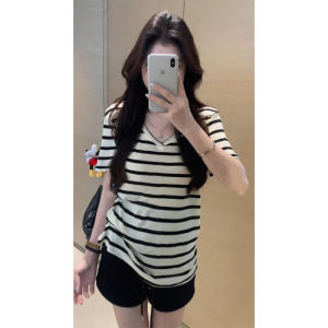 YUEZHONGWEI | Áo thun tay ngắn dệt kim lụa băng cổ chữ V kẻ sọc màu tương phản mùa hè rộng rãi giúp thon gọn Áo thun nữ