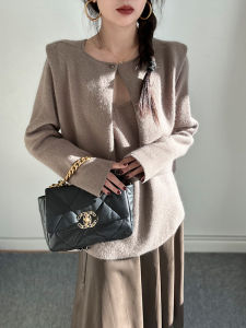 เสื้อสเวตเตอร์คอวีทรงหลวมแขนยาวสีแดง Akimbo ดีไซน์เก๋ไก๋สำหรับผู้หญิง ทรงเข้ารูป แขนยาว ปกติ