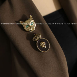 พรีเมี่ยมเข็มกลัดแมวทองมีสไตล์อังกฤษออกแบบโลหะผสมเงินชุบทองข้ามมงกุฎตัวเลขโรมันหน้าอกขาอุปกรณ์เสริมสําหรับเสื้อผ้า