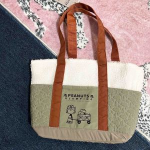 กระเป๋าสะพายไหล่ผ้ากำมะหยี่ Snoopy ทรงโตเกียวความจุขนาดใหญ่ ผ้ากำมะหยี่ปักลายการ์ตูน กระเป๋าสะพายไหล่แบบลำลองสำหรับผู้หญิงและผู้ชาย