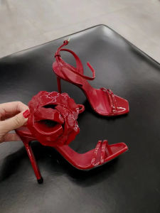 รองเท้าแตะส้นสูงหัวใจดอกกุหลาบสีแดงล้วน ทรงหัวแหลม ดีไซน์สายรัดข้อเท้าแบบหนา สำหรับผู้หญิงในช่วงฤดูร้อน
