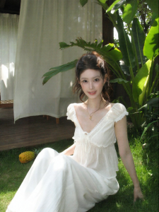 THROUS | Áo Thun Elegance V-Neck Tay Voan