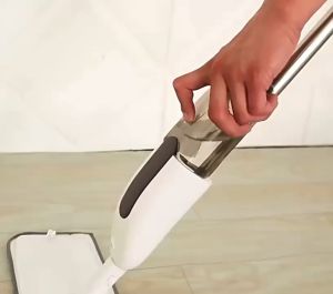ม้ถูพื้นสเปรย์ Spray Mop ไม้ม๊อบ ไม้ถูพื้นแบบสเปรย์ Flat Mop มีที่ฉีดน้ำ หมุนได้ 360 องศา