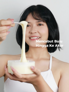 MR Epple Vanila Sugar Wax 250 ML / Pencabut Bulu / Wax Penghilang Bulu / Waxing\\n\\n Apa itu MR Epple Vanila Sugar Wax?\\n\\nMR Epple Vanila Sugar Wax adalah produk alami yang digunakan untuk menghilangkan bulu tubuh dengan cara waxing. Produk ini dirancang khusus untuk memberikan hasil yang efektif dan aman dalam proses penghilangan bulu. Dengan komposisi alami yang dimilikinya, MR Epple Vanila Sugar Wax menjadi pilihan yang ideal bagi mereka yang mencari solusi waxing alami untuk tubuh.\\n\\n Komposisi Alami\\n\\nMR Epple Vanila Sugar Wax terbuat dari bahan-bahan alami yang dipilih secara selektif untuk memberikan hasil yang maksimal. Produk ini mengandung gula alami, minyak esensial, dan bahan-bahan alami lainnya yang bekerja sama untuk menghilangkan bulu dengan efektif. Komposisi alami ini menjadikan MR Epple Vanila Sugar Wax sebagai pilihan yang aman dan ramah lingkungan.\\n\\n Suku Cadang Waxing\\n\\nSuku cadang waxing adalah peralatan tambahan yang diperlukan untuk melakukan proses waxing dengan MR Epple Vanila Sugar Wax. Beberapa suku cadang yang penting termasuk spatula, kain handuk hangat, dan lembaran kertas pelindung. Pastikan Anda memiliki semua suku cadang ini sebelum memulai proses waxing.\\n\\n Cara Menggunakan MR Epple Vanila Sugar Wax\\n\\nMenggunakan MR Epple Vanila Sugar Wax sangat mudah dan dapat dilakukan di rumah. Ikuti langkah-langkah berikut untuk mendapatkan hasil yang maksimal:\\n\\n Langkah-langkah Mudah\\n\\n1. Bersihkan area yang akan diproses dengan sabun dan air hangat, lalu keringkan dengan handuk.\\n2. Panaskan MR Epple Vanila Sugar Wax sesuai dengan instruksi pada kemasan.\\n3. Gunakan spatula untuk menerapkan wax pada area yang akan diproses, mulai dari ujung ke arah bulu tumbuh.\\n4. Tempelkan kain handuk hangat pada area yang telah dioleskan wax, lalu tarik kain dengan cepat dan kuat dalam arah yang berlawanan dengan pertumbuhan bulu.\\n5. Ulangi langkah 3 dan 4 hingga seluruh area telah diproses.\\n\\n Tips Penting\\n\\n- Lakukan proses waxing saat bulu masih panjang untuk hasil yang maksimal.\\n- Hindari melakukan proses waxing pada area yang terluka atau iritasi.\\n- Jangan gunakan MR Epple Vanila Sugar Wax pada wajah atau area sensitif lainnya.\\n\\n Keuntungan Menggunakan MR Epple Vanila Sugar Wax\\n\\nMenggunakan MR Epple Vanila Sugar Wax memiliki banyak keuntungan dibandingkan metode penghilangan bulu lainnya. Berikut ini adalah beberapa keuntungan utama dari penggunaan MR Epple Vanila Sugar Wax:\\n\\n Efektivitas dan Keamanan\\n\\nMR Epple Vanila Sugar Wax dirancang untuk memberikan hasil yang efektif dalam proses penghilangan bulu. Komposisi alami yang dimilikinya menjadikan produk ini aman digunakan pada berbagai jenis kulit, termasuk kulit sensitif.\\n\\n Hasil Jangka Panjang\\n\\nDengan menggunakan MR Epple Vanila Sugar Wax secara rutin, Anda dapat mengharapkan hasil jangka panjang dalam hal penghilangan bulu. Proses waxing alami ini dapat membantu menghambat pertumbuhan bulu baru dan mengurangi kepadatan bulu.\\n\\n Kesimpulan\\n\\nMR Epple Vanila Sugar Wax adalah produk alami yang efektif dan aman untuk menghilangkan bulu tubuh. Dengan komposisi alami dan langkah-langkah penggunaan yang mudah, produk ini menjadi pilihan yang ideal bagi mereka yang mencari solusi waxing alami untuk tubuh. Pastikan Anda memiliki semua suku cadang waxing yang diperlukan sebelum memulai proses waxing, dan ikuti langkah-langkah penggunaan yang disarankan untuk mendapatkan hasil yang maksimal.\n}