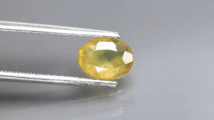 0.90 ct พลอยแท้ พลอยบุษราคัม เผาเก่า สีเหลืองอมเขียว ทรงไข่ บางกะจะ