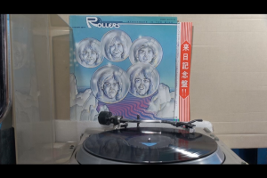 1 แผ่นเสียง 12นิ้ว H52 BAY CITY ROLLERS -Stranger in the wind แผ่นบิดเล็กน้อยVG++ริ้วรอยบาง เสียงรบกวนน้อยนิดไม่มีรอยลึก แผ่นล้างทำความสะอาดแล้ว ปกโดนน้ำVG+มีตำหนิขอบนิดหน่อย ขอบไม่ขาด สันไม่ทะลุ