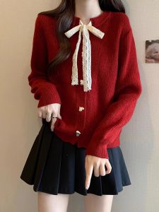 เสื้อสเวตเตอร์ถักสีแดงลายผีเสื้อสำหรับผู้หญิง ฤดูหนาวปี 2025 ขนาดใหญ่ เสื้อคาร์ดิแกนถักเปิดหัวเข็มขัดรูปหัวใจ แขนยาว ปกติ