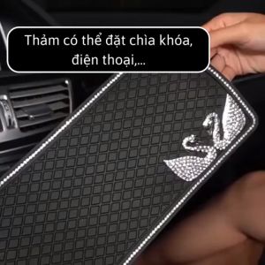 Các MẫuThảm Chống Trượt Để Taplo Ô Tô Đính Đá Hình Thiên Nga Sang Chảnh