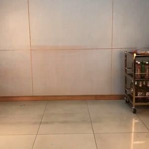 รถเข็นเสริฟอาหารr มัลติฟังก์ชั่นรถเข็นโรงแรมร้านอาหาร 3-Story หรูสีทองเสริฟอาหาร เครื่องดื่ม บาร์ไทเทเนียม 3ชั้น