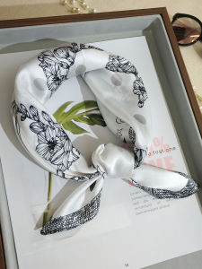 ผ้าพันคอไหมพิมพ์ลายสีดำขาวขนาดเล็กสำหรับผู้หญิง ฤดูใบไม้ผลิและฤดูใบไม้ร่วง ผ้าพันคอไหมไหมพรมไหมมัลเบอร์รี่ ผ้าพันคอตกแต่ง ผ้าพันคอแฟชั่น