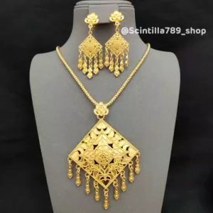 ถูกประกอบด้วยเซ็ตสีทอง เครื่องประดับเซ็ตสีทอง สินค้าที่ส่งจากประเทศไทย