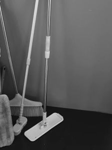 Móc Dán Tường Kẹp Giữ Cây Lau Nhà Kèm Thanh Trượt Tiện Dụng Móc Treo Chổi Nhựa