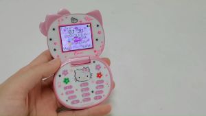 น่ารักมินิHello Kittysสาวโทรศัพท์K688 Quad Bandพลิกการ์ตูนโทรศัพท์มือถือเด็กเด็กมินิDual Simโทรศัพท์มือถือ