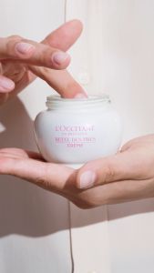 LOccitane Reine Des Pres Brightening Moisturizer Cream 50ml - Krim Pelembap Pencerah Wajah