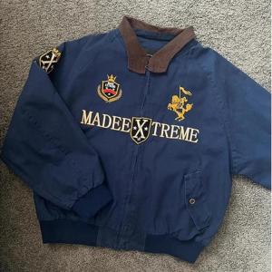 แจ็คเก็ตคอปกปิดปักลายตัวอักษรสไตล์ย้อนยุคสไตล์อเมริกันสำหรับผู้ชาย ทรงหลวม แจ็คเก็ตฤดูใบไม้ผลิและฤดูใบไม้ร่วง