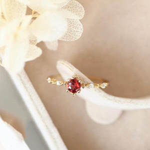 แหวนชุบทองเงินแท้ S925ประณีตสไตล์ญี่ปุ่นโกเมนสีแดงไวน์ของพี่สาวน้องสาวแหวนผู้หญิงแฟชั่นเรียบหรูเปิดปลาย