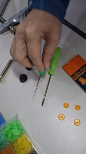 กระดูมแปซม ขนาด 12มิล (T5) พร้อม คีม กระดูมแปซมพลาสติก 150เช็ท/กล่อง