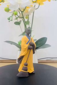 Tượng Tăng sư quét lá chất liệu Gốm Tử Sa men sần nhập khẩu làng nghề đúc tượng mỹ nghệ Tỉnh Phúc Kiến Trung Quốc