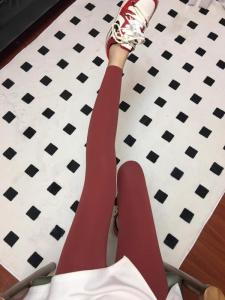 กางเกงฟิตเนสสีแดง ทรงบาง ความยาว 8 ฟุต สำหรับผู้หญิง วัสดุโพลีเอสเตอร์ 2025 ฤดูใบไม้ผลิและฤดูร้อน กางเกงโยคะแบบใหม่สำหรับผู้หญิง