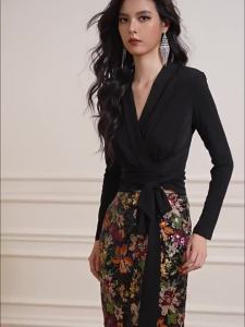 Slim Fitting Black V-Neck High-Waist A-Line Half-Skirt Suit