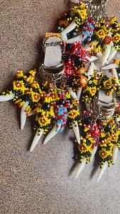 Gantungan kunci taji manik harga grosir  sauvenier kas kalimantan